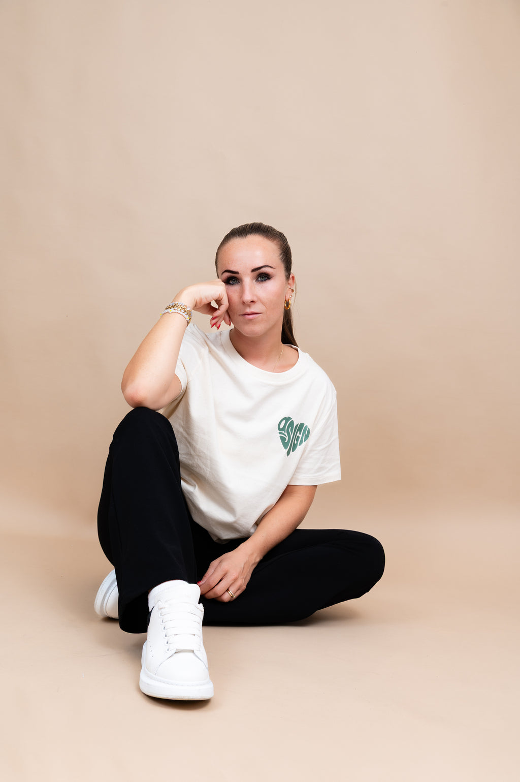 Model trägt grünes Authenticity T-Shirt von ASIGN. Nachhaltige Mode für selbstbewusste Frauen.