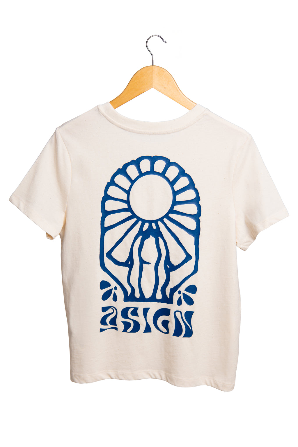 ASIGN - The Core Series: Courage T-Shirt
Basic T-Shirt mit Backprint in Blau mit asign Logo
Rückansicht. Print Detail am Rücken
