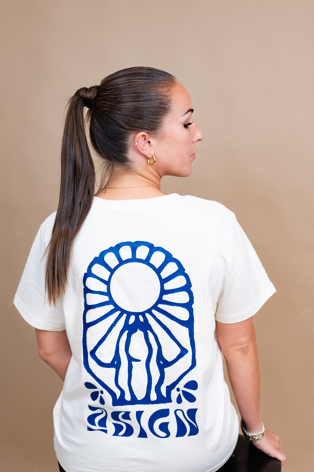 ASIGN - The Core Series: Courage T-Shirt
Model trägt Basic T-Shirt mit Backprint in Blau mit asign Logo