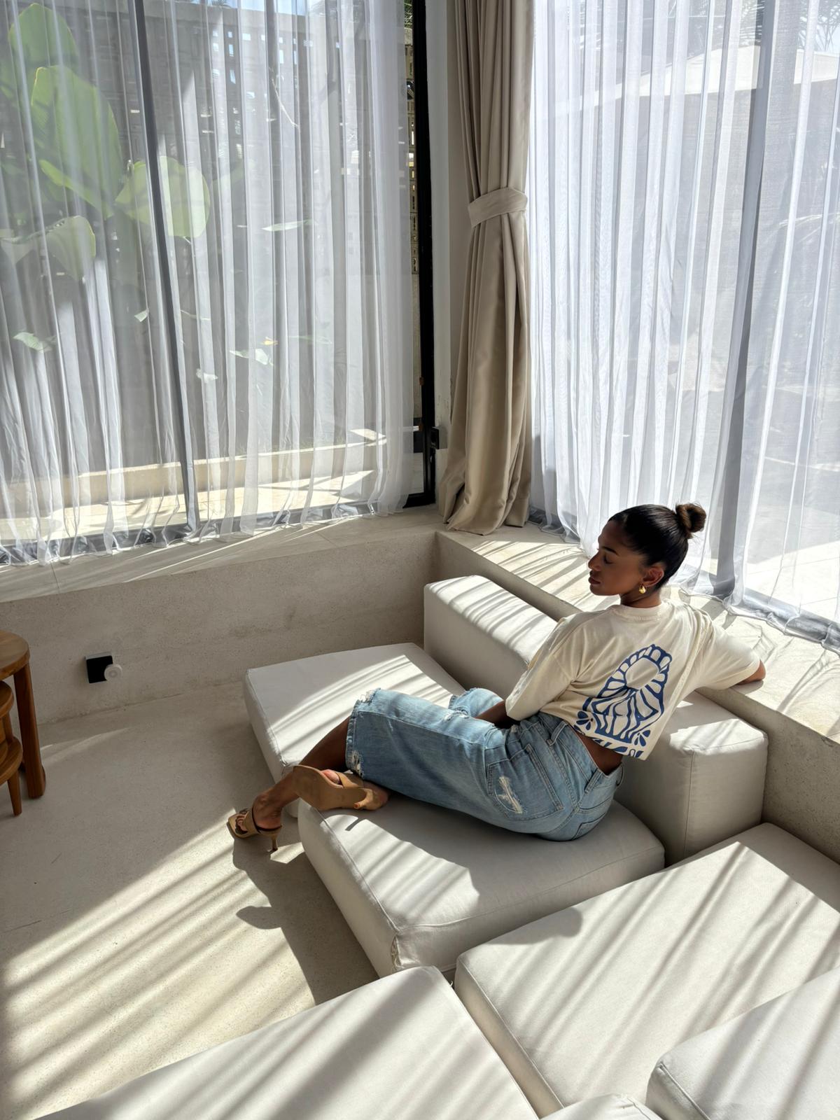 Affiliate Programm Model posiert mit ASIGN Tshirt