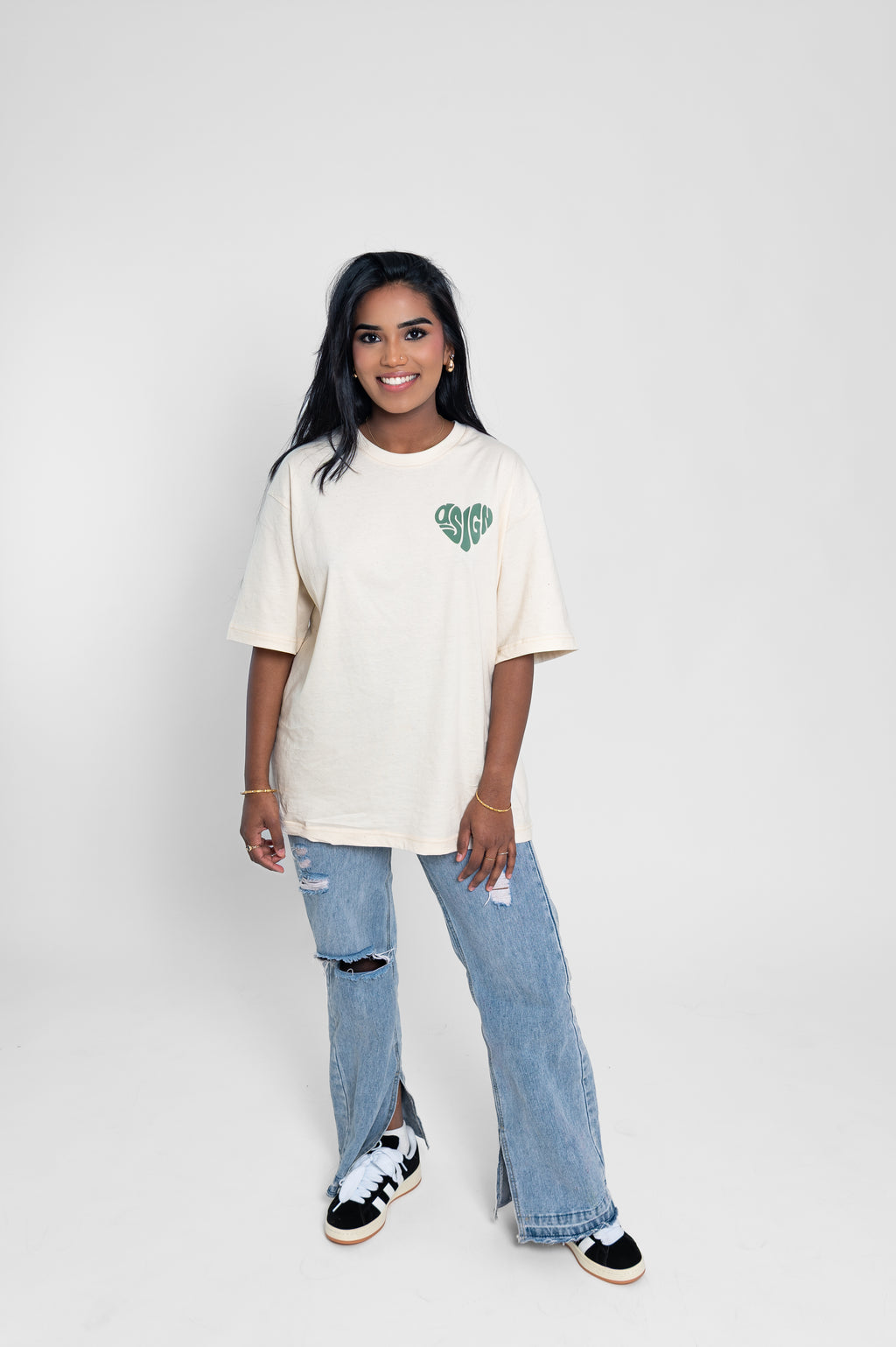 Model trägt Oversize AUTHENTICITY T-Shirt von Asign mit grünem Logo Aufduck.