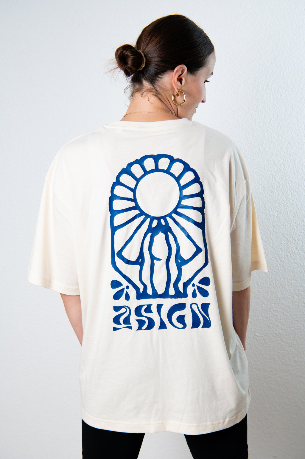 Model trägt Oversize Courage T-Shirt von Asign mit blauem Logo Aufdruck auf dem Rücken.