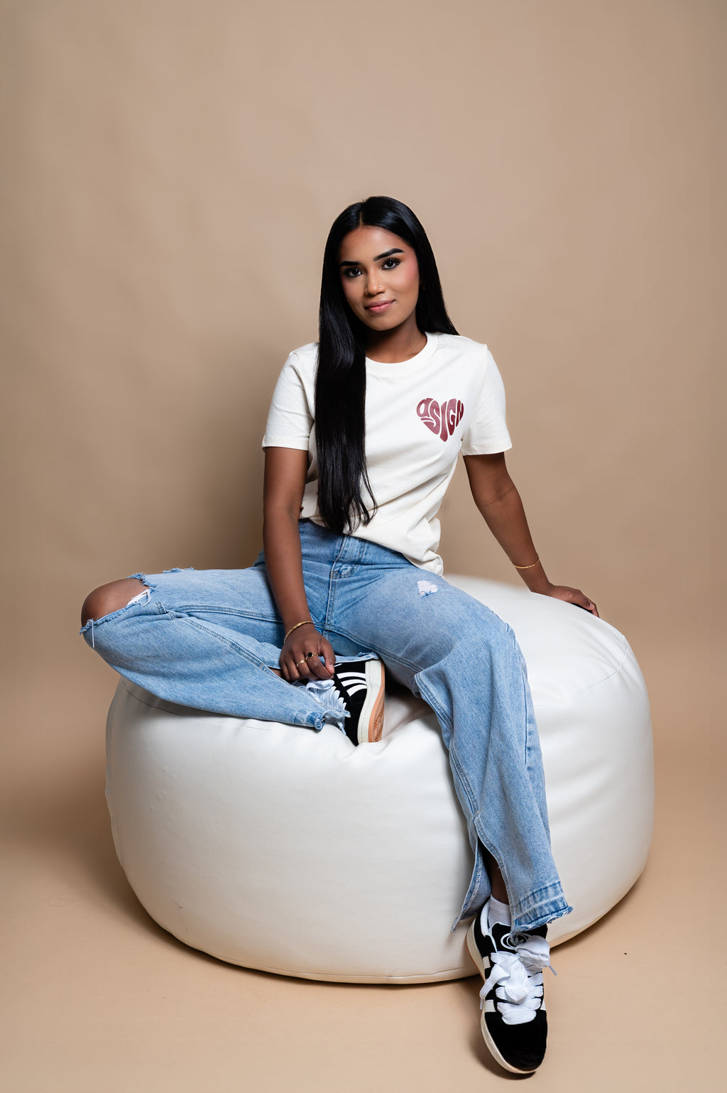 Model trägt Passion T-Shirt von Asign